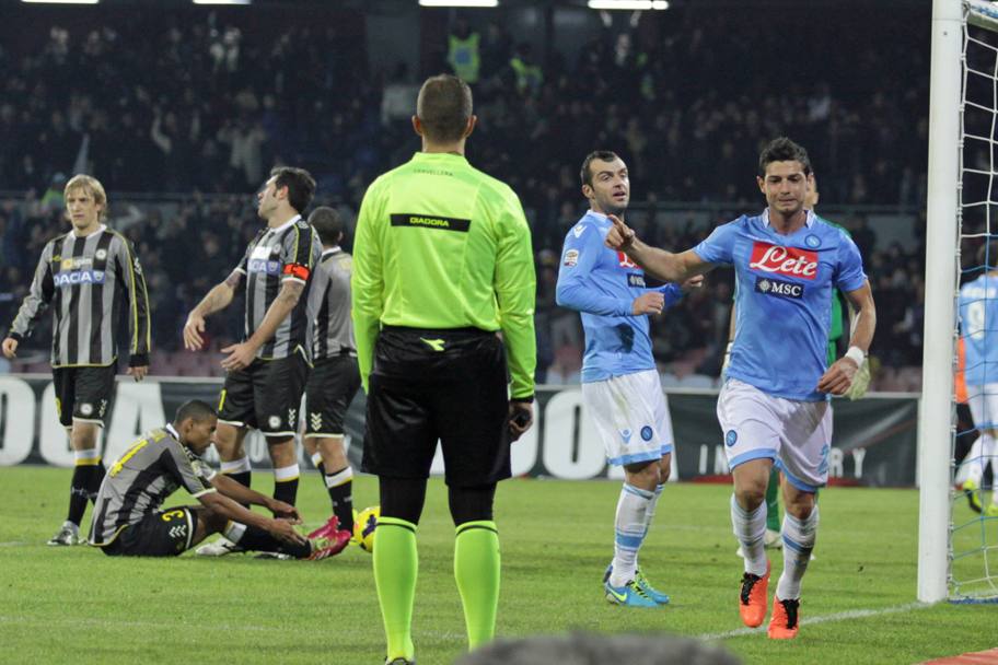 Nella ripresa, infatti, un&#39;indecisione di Rafael causa il pari dell&#39;Udinese. Un minuto dopo il 2-2, Dzemaili piazza il tris